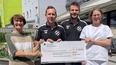 Sebastian Bergmann und Benedikt Frieser (Zweiter und Dritter von links) übergaben Chefärztin Dr. Stephanie Kuchlbauer (rechts) und Waltraud Koller-Girke einen Scheck über 5172,50 Euro. (Bild: Friedrich Peterhans)