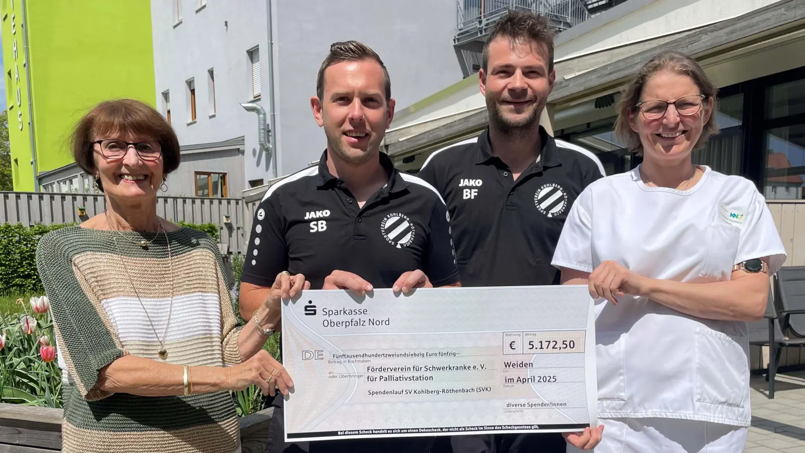 Sebastian Bergmann und Benedikt Frieser (Zweiter und Dritter von links) übergaben Chefärztin Dr. Stephanie Kuchlbauer (rechts) und Waltraud Koller-Girke einen Scheck über 5172,50 Euro. (Bild: Friedrich Peterhans)