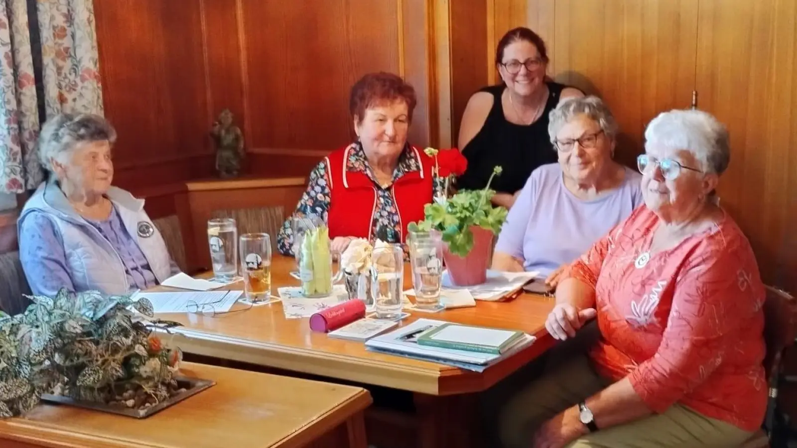 Einige der Anwesenden bei der Muttertagsfeier im Gasthof Denz in Bernstein. (Bild: Christa Böhm)