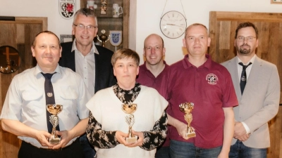 Von links: Günter Gradl, Bürgermeister Franz Schöner, Roswitha Rödl, 2. Schießwart Joachim Bauer, Thomas Gradl, Kreisschießwart Martin Schneider. (Bild: Ludwig Gradl)