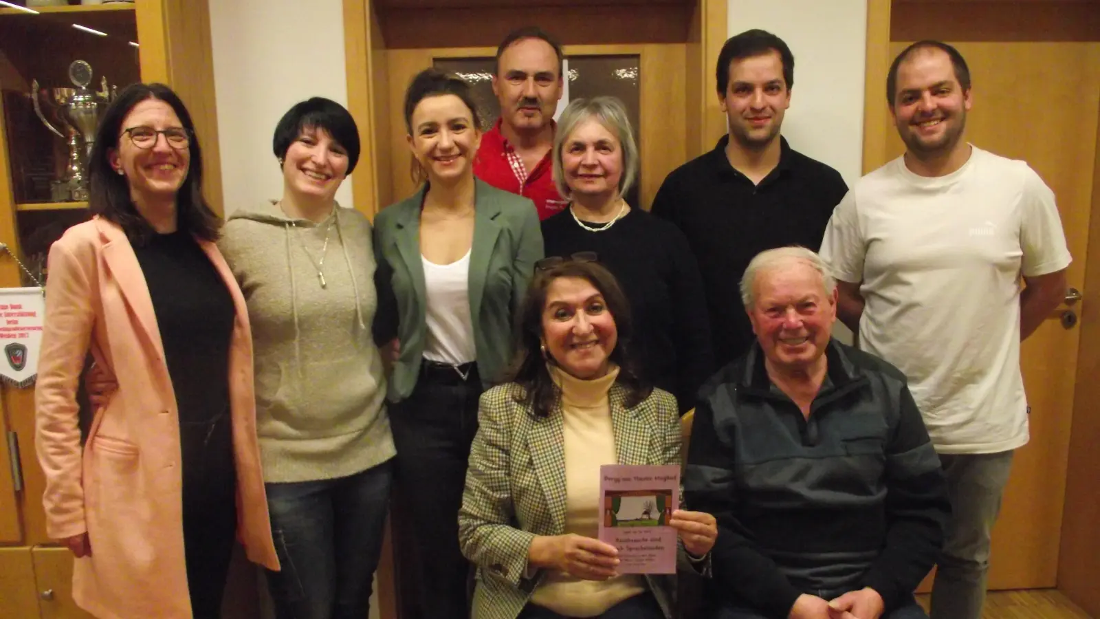 Die Laiendarsteller des Bergg`moi Theaters Muglhof freuen sich zusammen mit Regisseur Hans „Peter“ Gösl und dem Mitglied des Kulturbeirates der Stadt Weiden, Frau Dr. Tasali-Stoll (sitzend) auf die diesjährige Theatersaison des „Bergg`moi Theaters Muglhof.  (Bild: Robert Ronke)