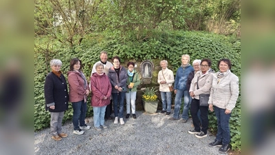 Zusammen mit Diakon Rudi Hoffmann feierten die Mitglieder der Frauen-Union gemeinsam Maiandacht.  (Bild: Josef Söllner)