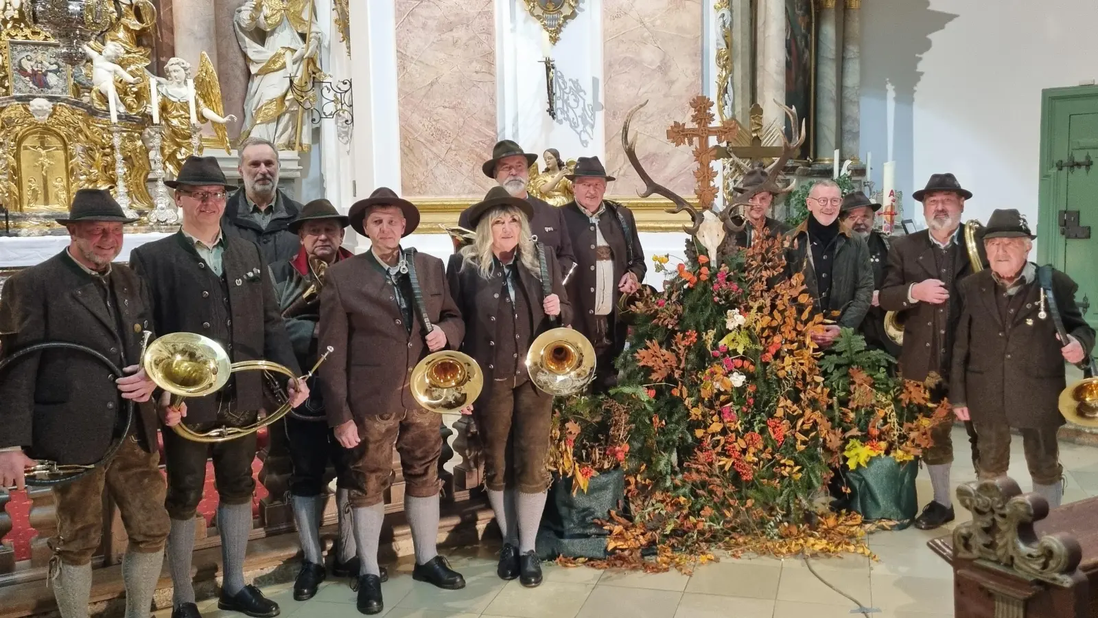 Die Jagdhornbläser mit Hornmeister Bernhard Stier (2ter v. l.), Hegegemeinschatsleiter Helmut Übelacker (3ter v. l.) und Stadtpfarrer Dr. Thomas Vogel (4ter v. r.)  (Bild: Frank Seyferth)