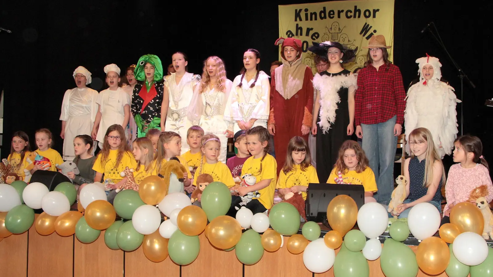 Bambini, Teenies und Junger Chor berührten das Publikum mit dem gemeinsamen Schlusslied „Wir sind alle Kinder dieser Welt” (Bild: Lisa Langer)