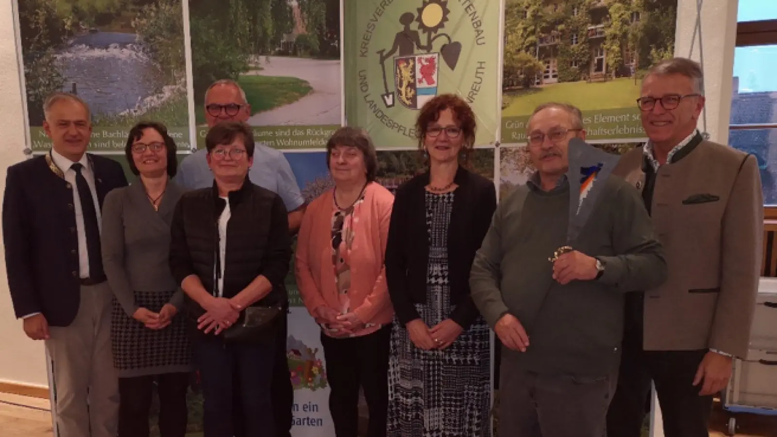 Der Kreisverband für Gartenbau und Landespflege Tirschenreuth ehrte vor kurzem langjährige Mitglieder und ernannte Herrn Harald Schlöger zum Ehrenmitglied. (Bild: Reger Elisabeth)