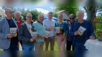 Vertretungen der Gemeinden Tlucna und Floß gaben sich bei der offiziellen Vorstellung des Freundschafts-Kochbuches im Kreislehrgarten ein Stelldichein. (Bild: Fred Lehner)