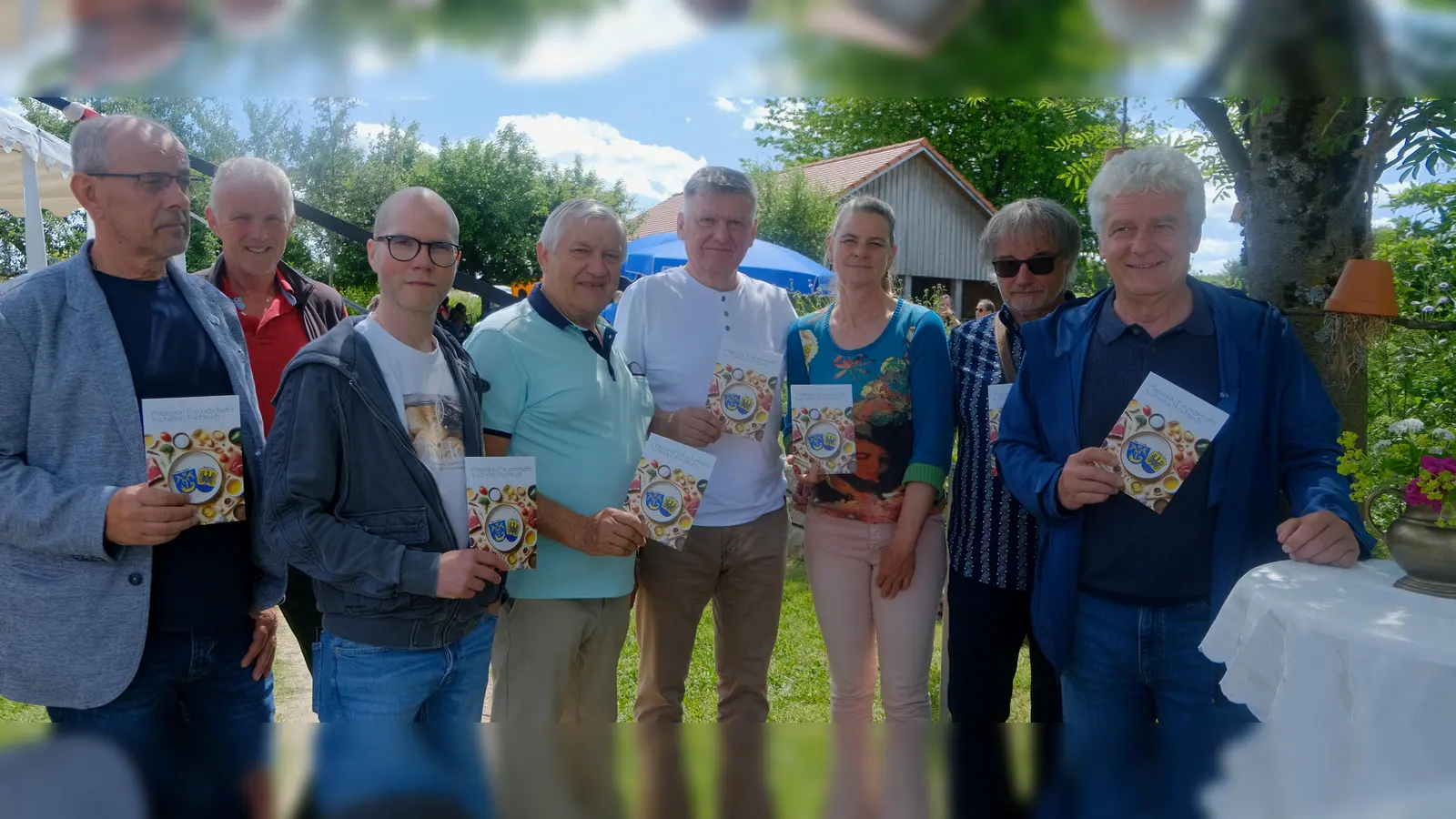 Vertretungen der Gemeinden Tlucna und Floß gaben sich bei der offiziellen Vorstellung des Freundschafts-Kochbuches im Kreislehrgarten ein Stelldichein. (Bild: Fred Lehner)