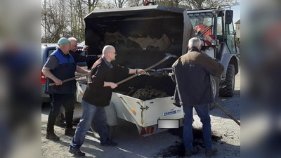 Der Kompost wurde mit Unterstützung der BN-Aktiven lose in eigene Transportbehälter wie Eimer, Wannen oder Anhänger abgegeben. Als Unterstützung hatte die Gemeinde sogar einen Mitarbeiter mit Radlader bereitgestellt, der beim Verladen auf die PKW-Anhänger zum Einsatz kam. (Bild: Erich Porsch )