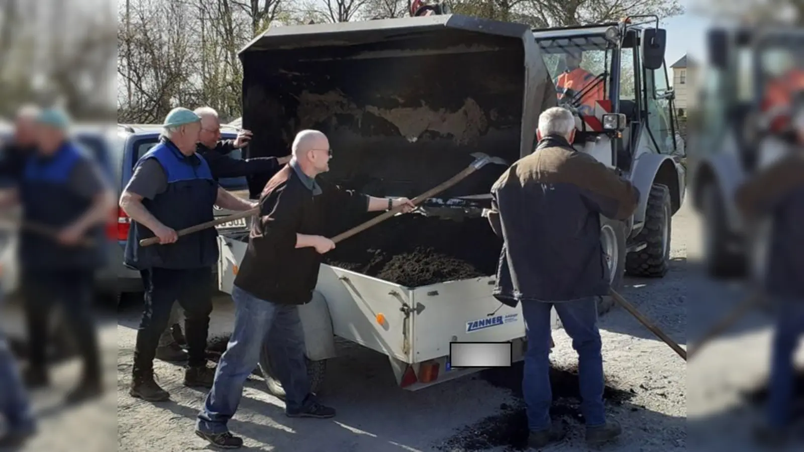 Der Kompost wurde mit Unterstützung der BN-Aktiven lose in eigene Transportbehälter wie Eimer, Wannen oder Anhänger abgegeben. Als Unterstützung hatte die Gemeinde sogar einen Mitarbeiter mit Radlader bereitgestellt, der beim Verladen auf die PKW-Anhänger zum Einsatz kam. (Bild: Erich Porsch )
