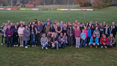 Ehrenamtler der SpVgg Weigendorf &amp; Förderverein beim Gruppenbild im Rahmen des Helferessens. (Bild: Oleh Tereshenkoo)