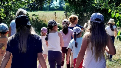 Beim Sammeln der Kräuter. (Bild: Evi Beer)