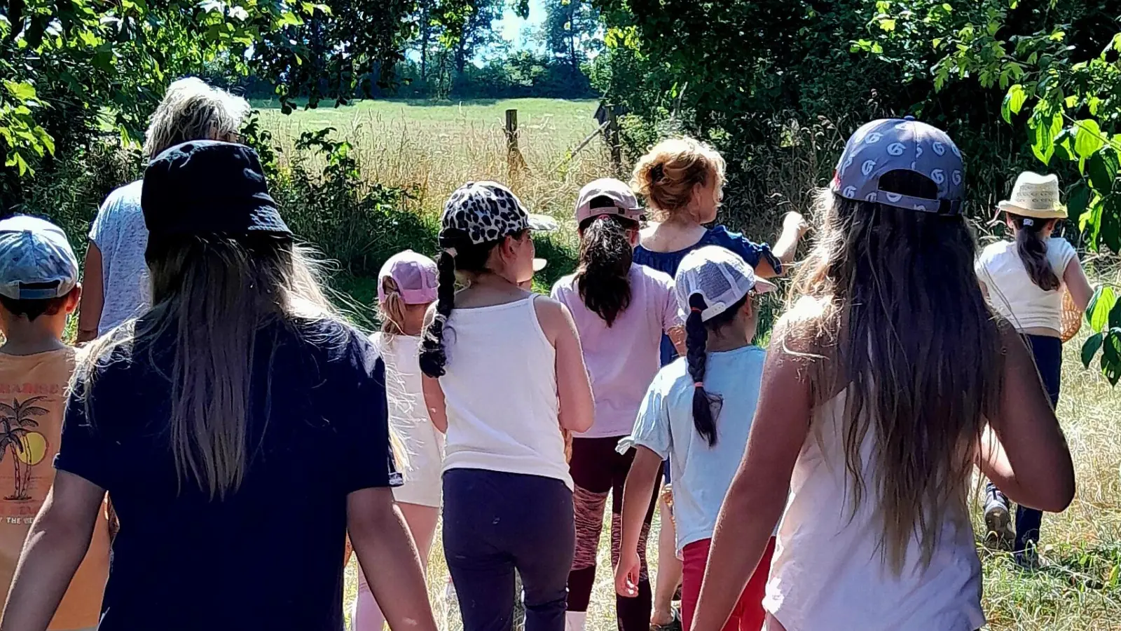 Beim Sammeln der Kräuter. (Bild: Evi Beer)