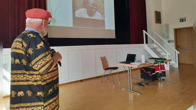 Referent Ulrich Frey, bekleidet mit Kitenge, einer landestypischen Kleidung in Kenia (Bild: Thomas Kern)