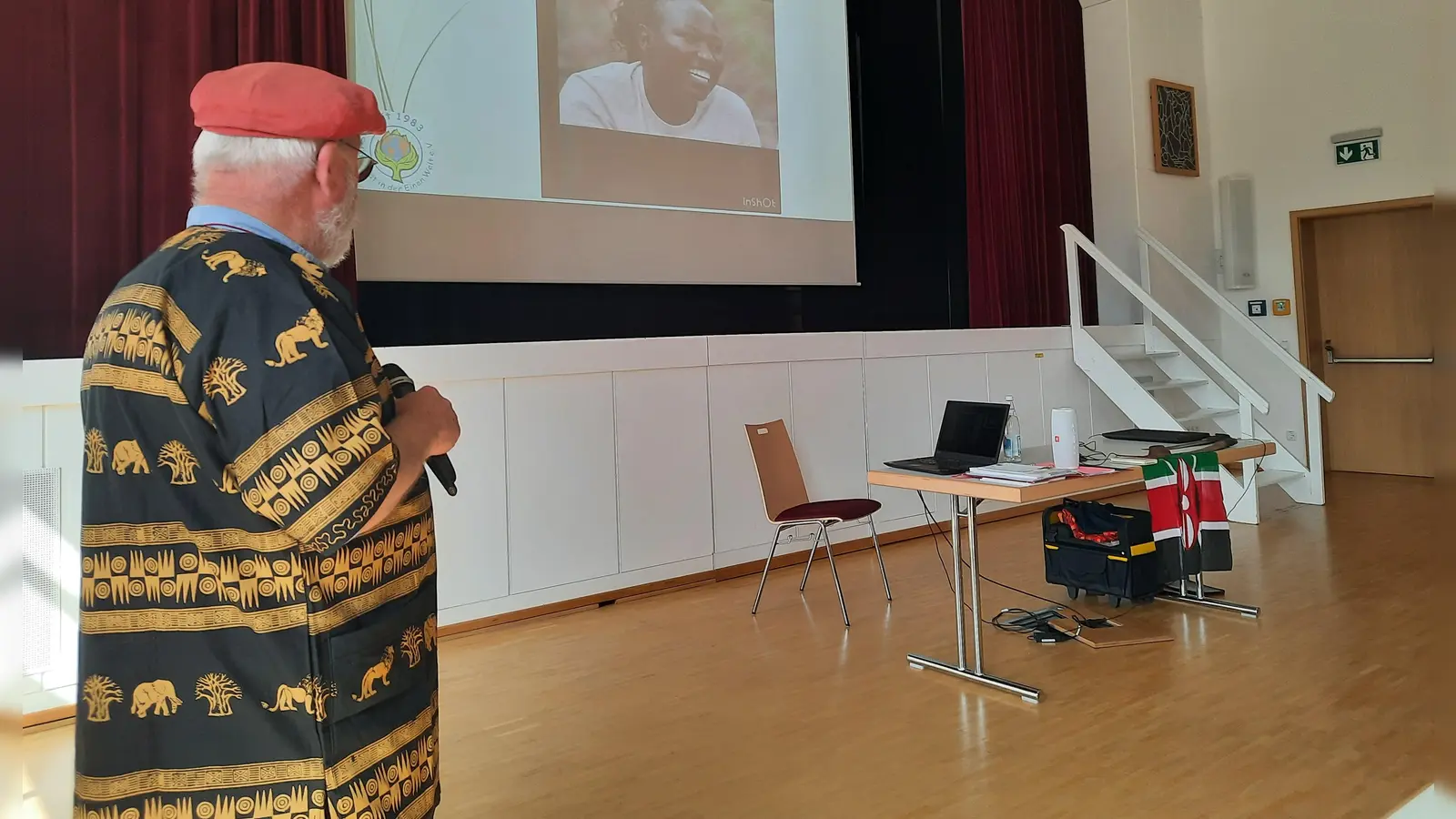 Referent Ulrich Frey, bekleidet mit Kitenge, einer landestypischen Kleidung in Kenia (Bild: Thomas Kern)