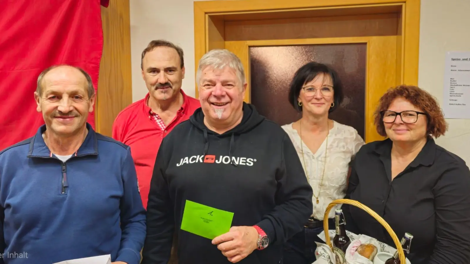 Franz Voith (2. von links) mit den Gewinnern beim Preisherzeln des Bergg&#39;moi Theatervereins Muglhof. (Bild: Thomas Fleischmann)