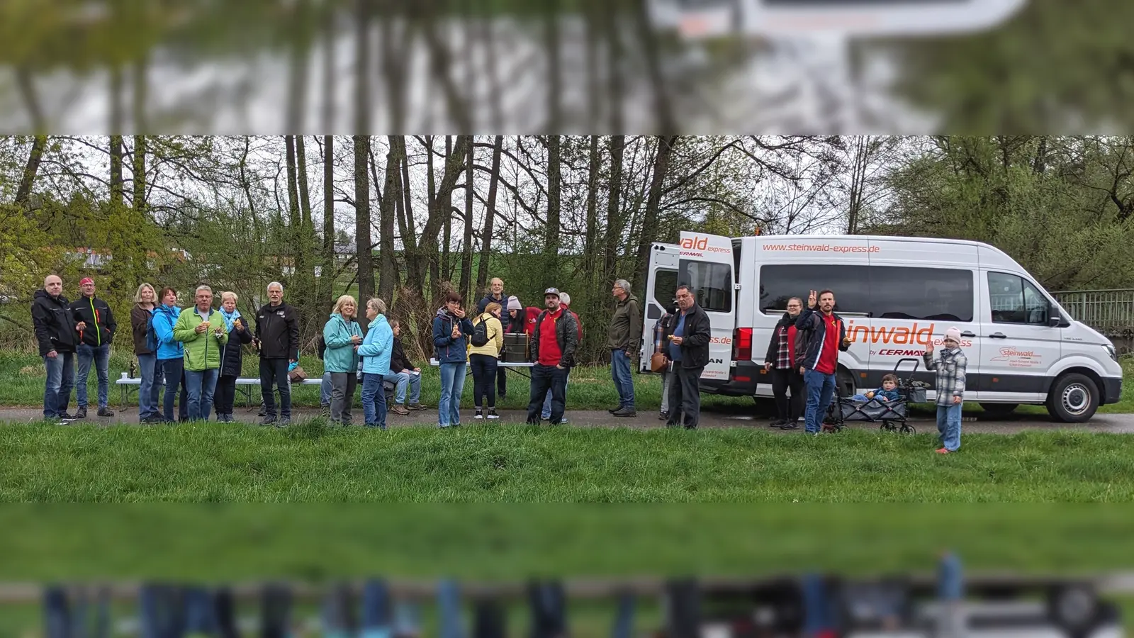 Brotzeitpause beim Emmausgang (Bild: Franz Bauer)