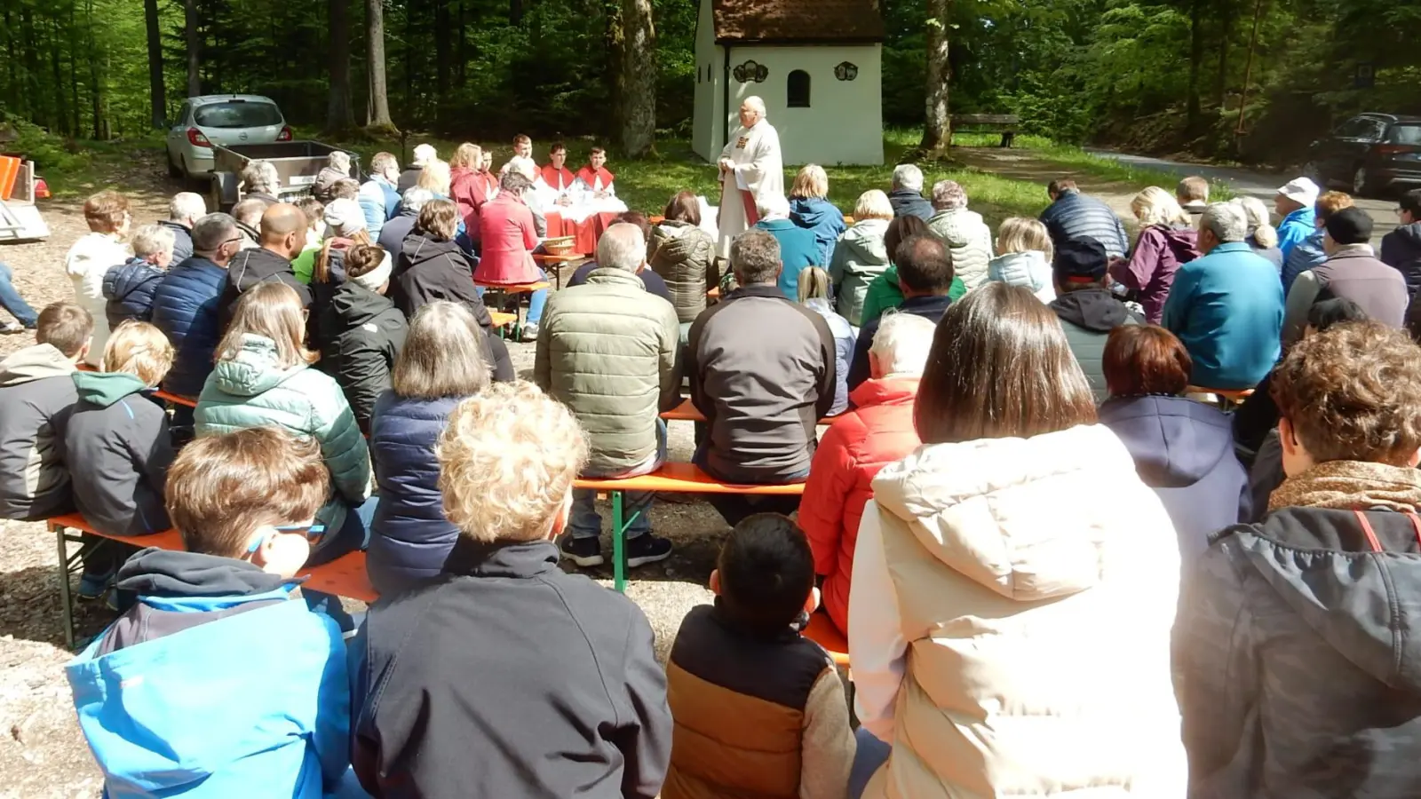 Das Foto zeigt die Teilnehmer des Gottesdienstes am „Alten Herrgott”. (Bild: Gerlinde Forster)