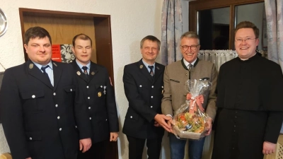 Geschenkkorb von übergeben. Von links; 1. Kommandant Christian Schuller, 2. Kommandant Klaus Mayerhöfer, Vorstand Hubert Schuller, Bürgermeister Franz Stahl und Kaplan Alexander Röse. (Bild: Hubert Schuller)