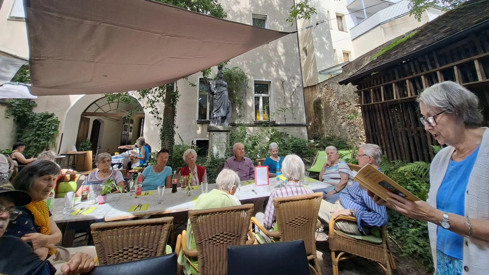 Seniorentreff „Am Hofgarten” verbindet Buchlesung und Hinterhofcafe-Idylle  (Bild: Regina Pilhofer)
