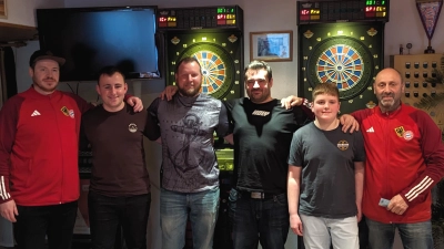 Bild: v. links Patrick Bauer, Lukas Rahn, Andy Härtl, Manuel Otte, Malte Brenner, Vorsitzender Andreas Wittmann. (Bild: Franz Bauer)