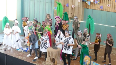 Grundschüler begeistern mit ihrer Aufführung (Bild: Gerhard Steiner)