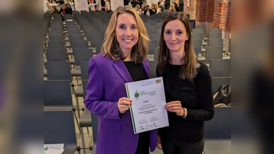 Urkundenübergabe (Bild: Matthias Balk)