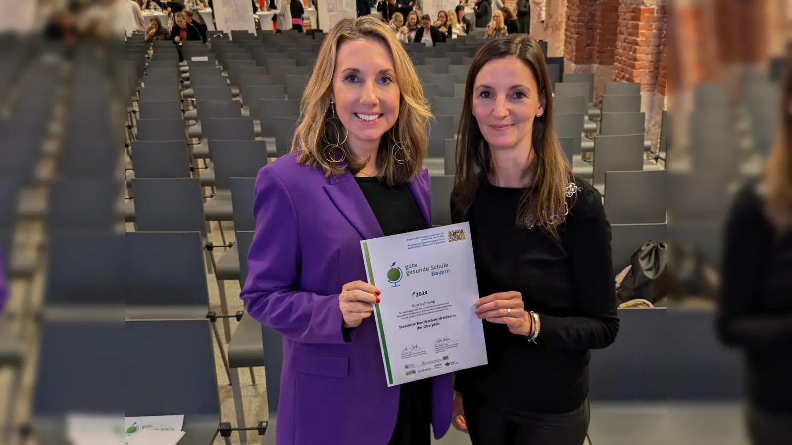 Urkundenübergabe (Bild: Matthias Balk)