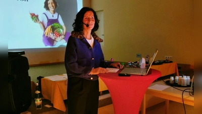 Andrea Gnan hatte zum Referat auch Modelle von Lebensmittel dabei, dazu auch die nötigen Öle und Mittel, welche man zur Balance verwenden kann.  (Bild: Herbert Ziegler)