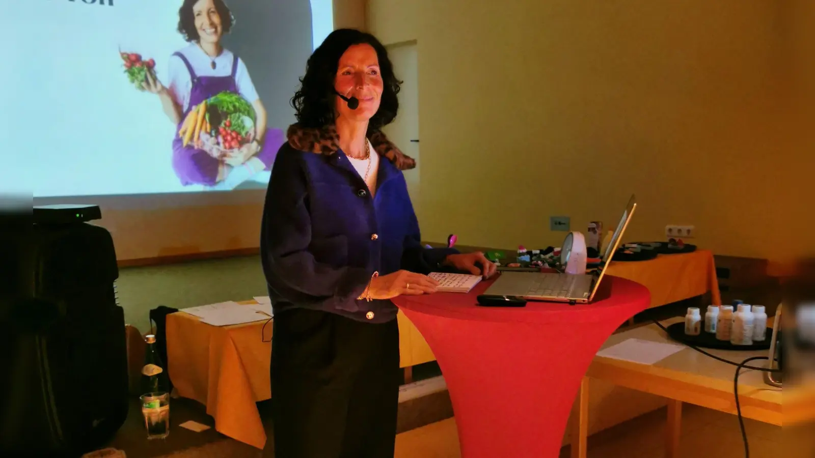 Andrea Gnan hatte zum Referat auch Modelle von Lebensmittel dabei, dazu auch die nötigen Öle und Mittel, welche man zur Balance verwenden kann.  (Bild: Herbert Ziegler)