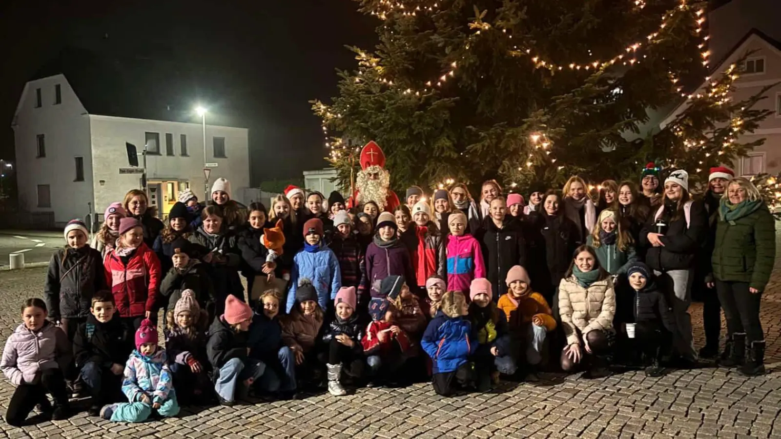 Die Turnerinnen und Turner der TSG zusammen mit ihren Trainerinnen beim Jahresausklang. (Bild: Niklas Gollwitzer)