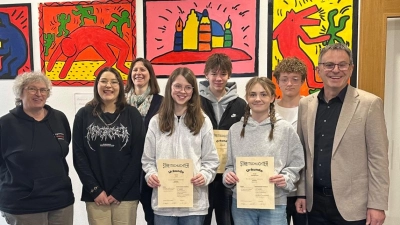 Die sechs neu ausgebildeten Streitschlichter der Pfalzgraf-Friedrich-Mittelschule Vohenstrauß gemeinsam mit ihren Ausbilderinnen Sigrid Beyer (1. von links) und Nadine Gehlert(3. von links) sowie Schulleiter Hubert Reil (ganz rechts). (Bild: Veronika Müller)