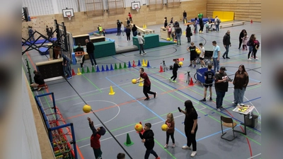 Viel geboten ist auch heuer wieder beim Indoor-Kinderfest der DJK Neustadt. Am 16.11.2025 können sie sich von 13 - 17 Uhr nach Herzenslust in der Turnhalle an den verschiedenen Stationen austoben. (Bild: Archiv Hans Prem)