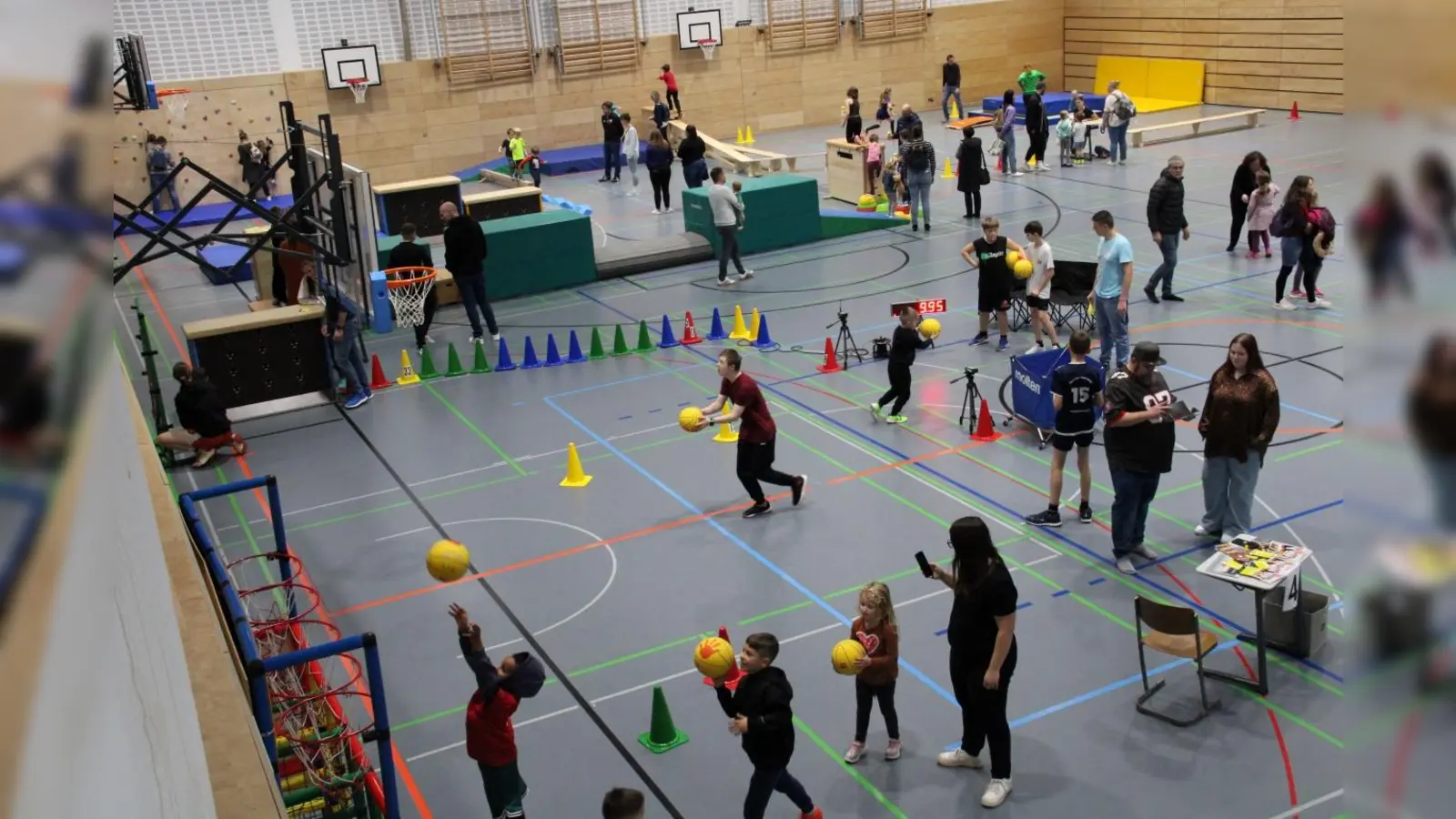 Viel geboten ist auch heuer wieder beim Indoor-Kinderfest der DJK Neustadt. Am 16.11.2025 können sie sich von 13 - 17 Uhr nach Herzenslust in der Turnhalle an den verschiedenen Stationen austoben. (Bild: Archiv Hans Prem)