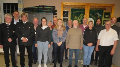 Der erste Schützenmeister Carsten Walter(3.von links) mit der neu gewählten Vorstandschaft des Schützenverein. Johannes Gruber vom Oberpfälzer Nordgau und Bürgermeister Ernst Schicketanz (von links) gratulierten. (Bild: Johann Adam)