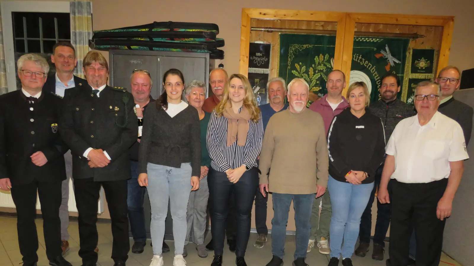 Der erste Schützenmeister Carsten Walter(3.von links) mit der neu gewählten Vorstandschaft des Schützenverein. Johannes Gruber vom Oberpfälzer Nordgau und Bürgermeister Ernst Schicketanz (von links) gratulierten. (Bild: Johann Adam)