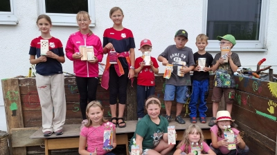 Die Kinder sind stolz auf ihr gemeinsames Werk. (Bild: Karin Hiltel)