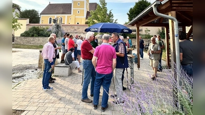 Viele interessierte Bürger kamen der Einladung der CSU Poppenricht/Traßelberg unter der Leitung von Bürgermeister Herman Böhm nach, sich bei einem Feierabendseidel über aktuelle Themen der Gemeinde auszutauschen (Bild: Sarah Dehling)