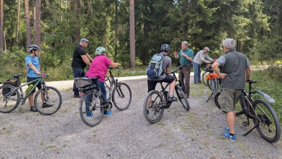 Wolfgang Pröls erklärt den Teilnehmern die Schutzmaßnahmen für die Waldameisen (Bild: Markus Frank)