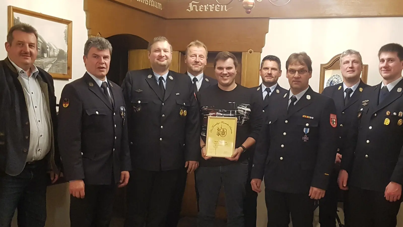 Die Führungsspitze der Feuerwehr kann mit den Leistungen zufrieden sein. Auch Bürgermeister Reinhard Kreuzer sagt die weitere Unterstützung der Stadt zu. Eine Urkunde gibt es für Maximilian Meier für sein Engagement in der Jugendfeuerwehr. (Bild: Feuerwehr Schönsee/exb)