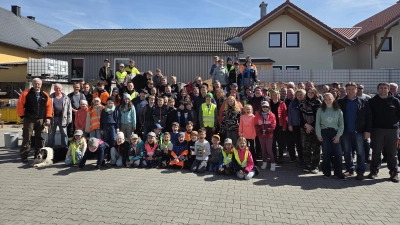 Teilnehmer Rama dama 2026 in der Gemeinde Schmidgaden, zusammen mit Bürgermeister Andreas Altmann.  (Bild: Anita Ries)