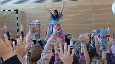 Vorführung in der Turnhalle mit Melanie Rainer. (Bild: Jakob Seifert )