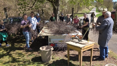 Der Reisigbesen-Binden Workshop des OGV Vilshofen-Rieden mit viel Wissen vermittelt von Georg Donhauser aus Rieden (r.) war ein voller Erfolg. (Bild: Albert Stepper)