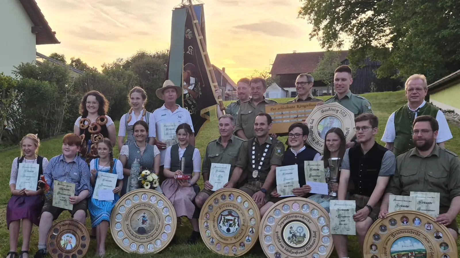 Von links : Elena Reis, Julius Haider, Pauline Wagner, Lucia Stahl, Emma Haider, Günther Gradl, Matthias Reis, Benedigt Meindl, Leonie Raß, Felix Mayer und Marcus Wagner. Dahinter : Maria Zimmermann, Sophia Kirchberger, Hans Schlosser , Lukas Rauch , Gehard Meindl, Reinhard Lindner , Stefan Gradl, und Gauschützenmeister Klaus Ketzler. h (Bild: Ingeborg Schlosser)