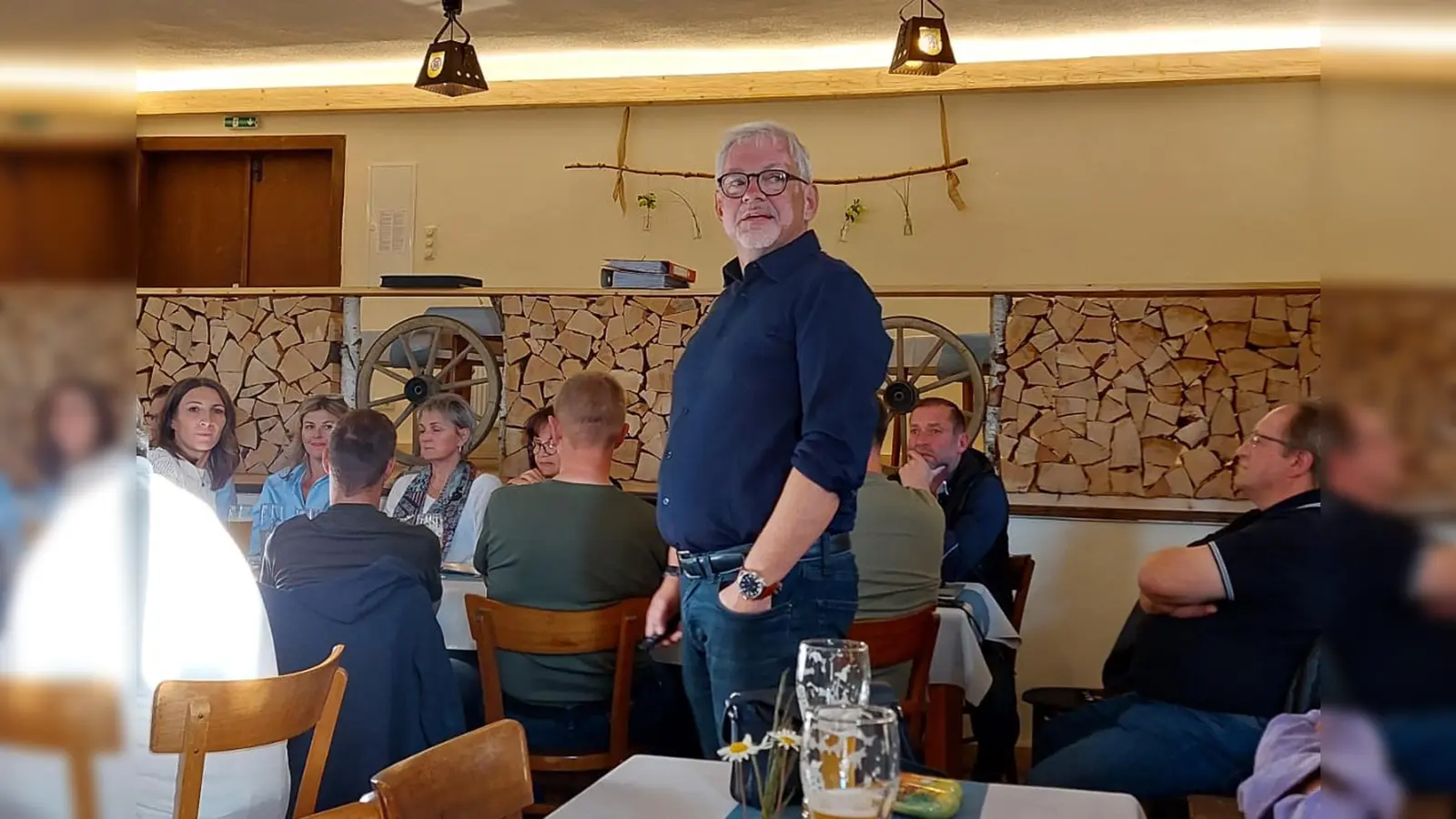 Der Vorsitzende des Fördervereins Natur-Nah-Erleben am Fahrenberg Thomas Hofmann bei der Jahreshauptversammlung im Gasthaus Kühnhauser in Waldthurn.  (Bild: Silke Forster)