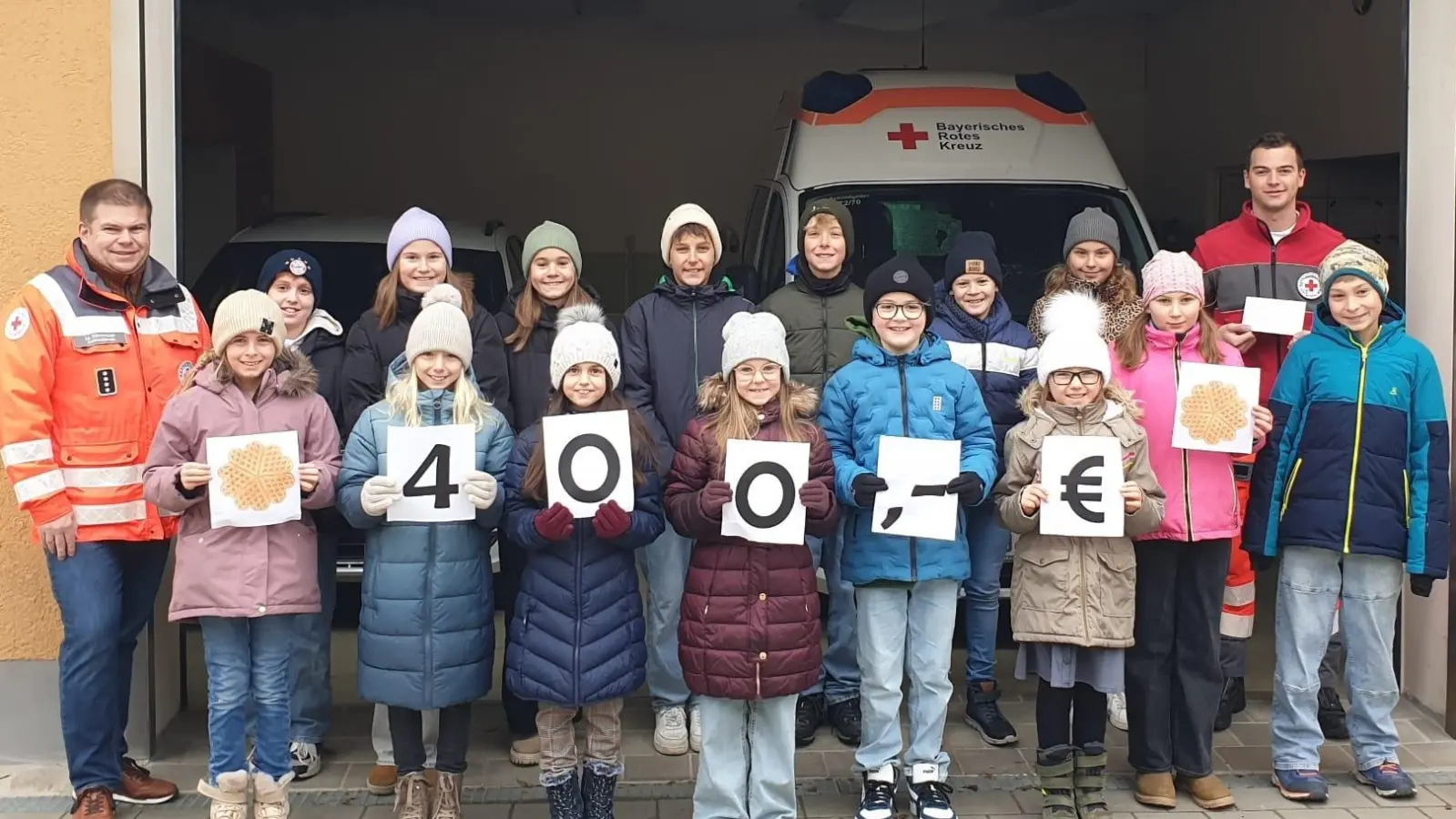 Große Freude bei Michael Zimmerer und David Prifling bei der Spendenübergabe mit den Ministranten aus Schmidgaden (Bild: Kathrin Prifling)