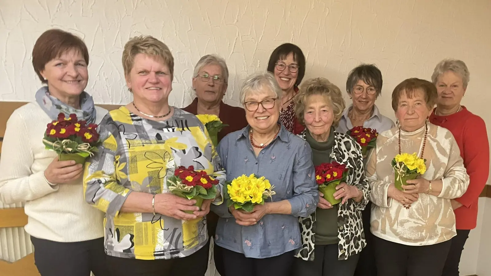 Geehrte frau langjährige Mitgliedschaft mit Vorstandsteam (Bild: Maria Schlögl)