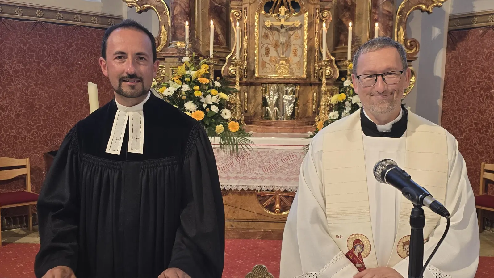 Der evangelische Pfarrer Stefan Fischer aus Hirschau und Pfarrvikar Christian Preitschaft feierten zusammen den ökumenischen Gottesdienst in der vollbesetzten Wallfahrtskirche auf dem Mausberg  (Bild: Wolfgang Schöpf)
