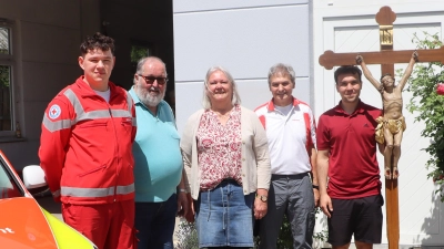 Nico Pilz (v.l.), Georg Kotz, Sylvia Schaum, Josef Weinfurtner, Andreas Bauer bei der Spendenübergabe an die HvO Rieden. (Bild: Michael Rabenhofer)