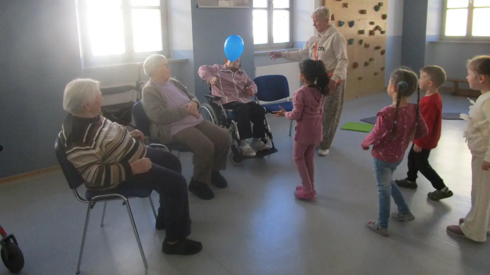 Gemeinsame Turnstunde von Marienheimbewohner/innen und Kindergartenkindern (Bild: Daniela Donhauser)