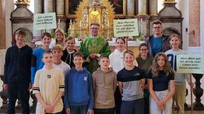 Die Jugendlichen der Pfarrei St. Konrad nach der Pilgermesse in der Pfarrkirche Ensdorf-St. Jakobus d. Ä. (Bild: Rudolf Fischer)